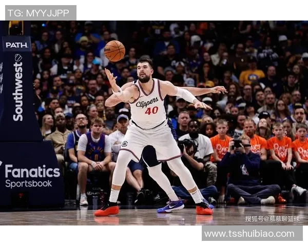 梳着背头的足球球星展现自信魅力,球场外的独特风采与个性塑造 梳着背头的足球球星展现自信魅力,球场外的独特风采与个性塑造