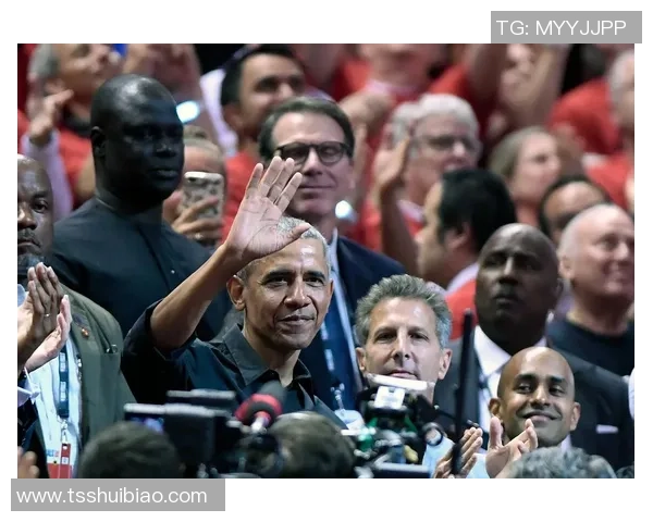 球迷欢呼声中球星现身观众席引发全场热烈反应与关注 球迷欢呼声中球星现身观众席引发全场热烈反应与关注